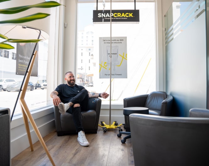 SnapCrack Client Undergoing An IV Vitamin Infusion Treatment